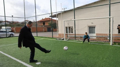 Başkan Balaban maç yapan çocukların eğlencesine ortak oldu