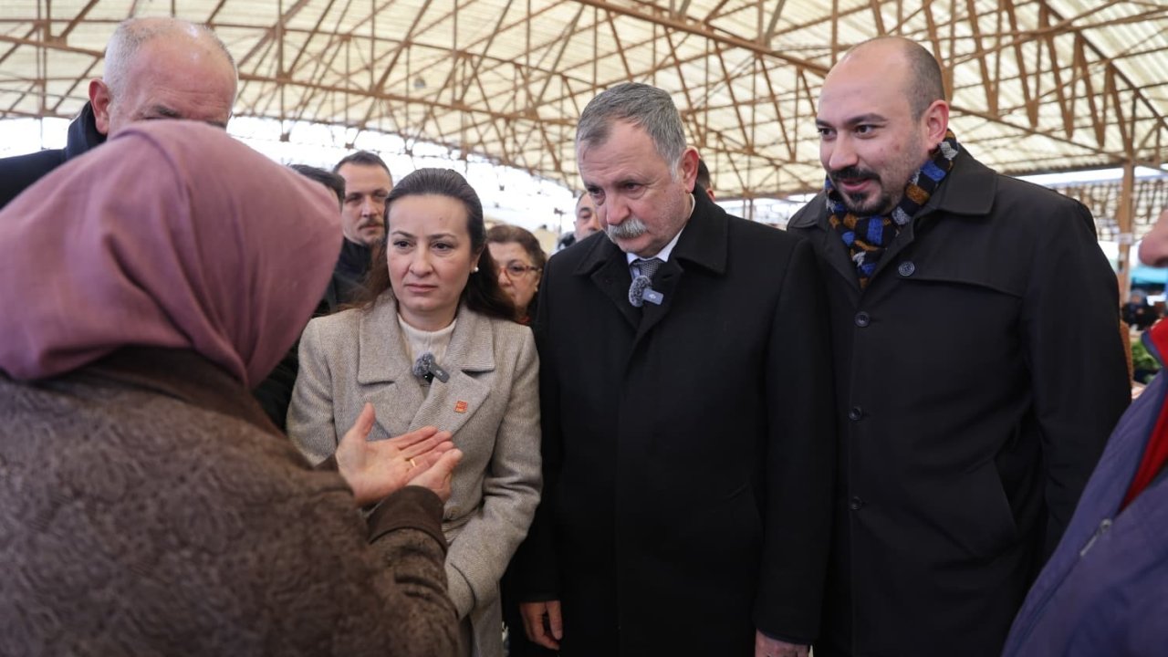 Başkan Balaban ve İl Başkanı Özalper pazar alışverişinde vatandaşlarla buluştu