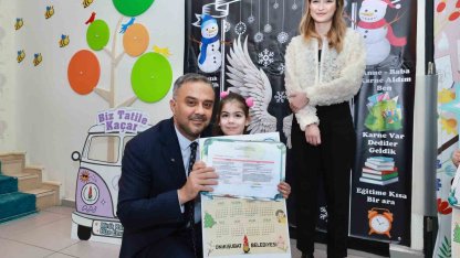 Başkan Toptaş’a karne programında doğum günü sürprizi