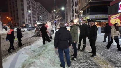 Başkan yolda kalan yolcuları evlerine ulaştırdı
