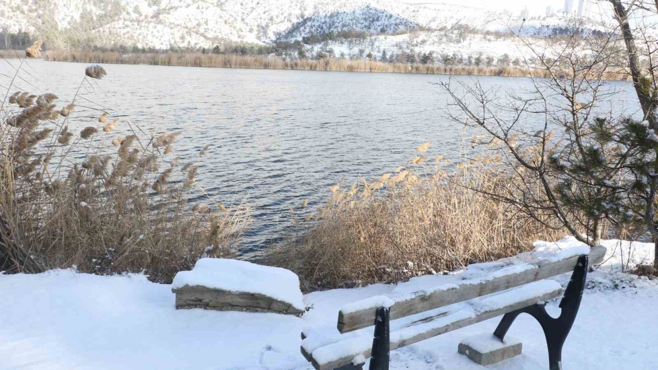 Başkentte etkili olan kar yağışı Eymir Gölü’nde kartpostallık görüntüler oluşturdu
