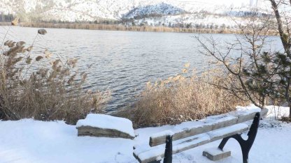 Başkentte etkili olan kar yağışı Eymir Gölü’nde kartpostallık görüntüler oluşturdu