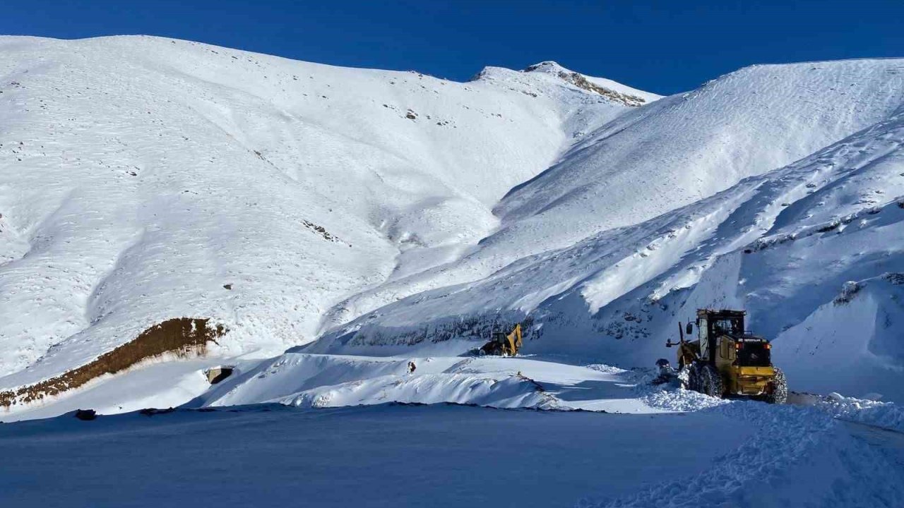 Batman’da kar yağışı nedeniyle hasta kepçe ile ambulansa ulaştırıldı