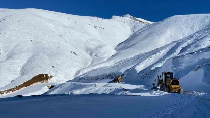 Batman’da kar yağışı nedeniyle hasta kepçe ile ambulansa ulaştırıldı