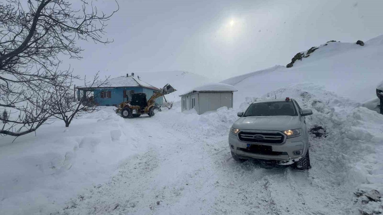 Battalgazi Belediyesi ekipleri, sağlık çalışanlarını iş makinesiyle hastaya ulaştırdı