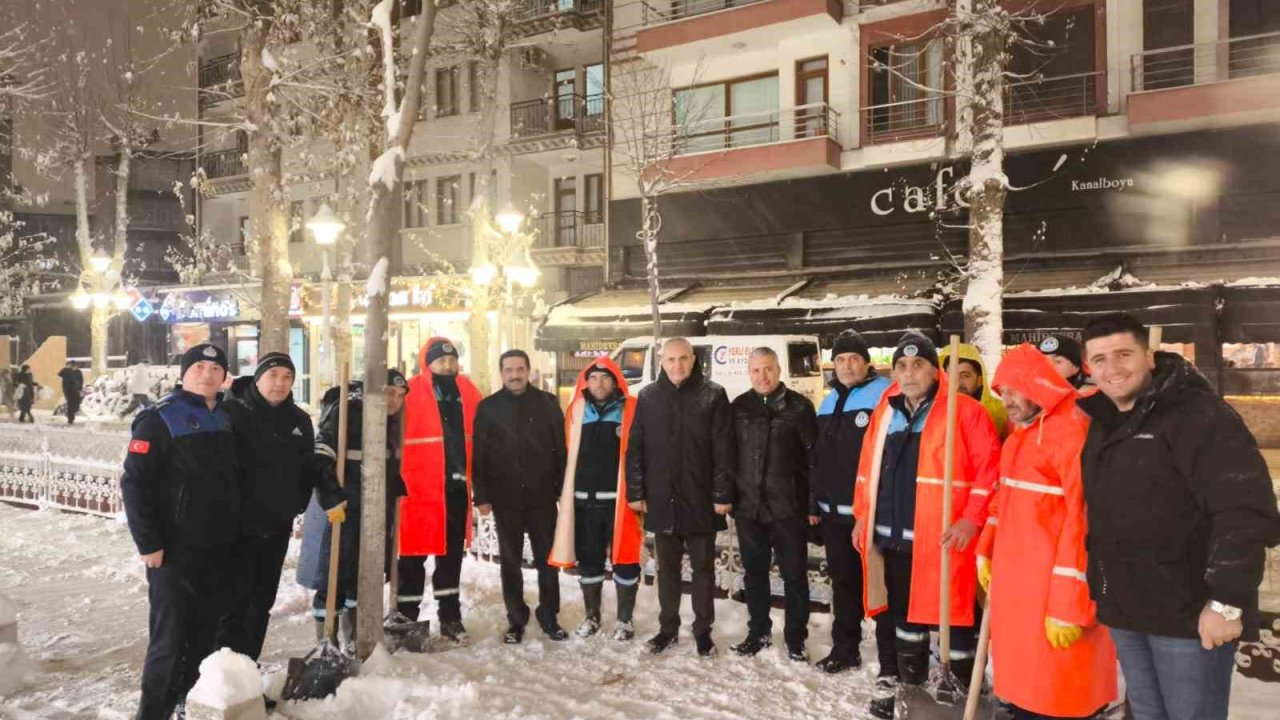 Battalgazi’de buzlanmaya karşı tuzlama mesaisi