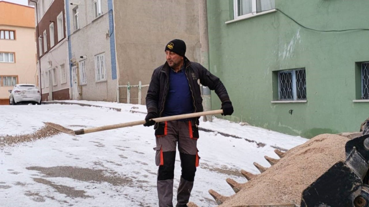 Bayburt’ta buzlu yollara tuz seriliyor