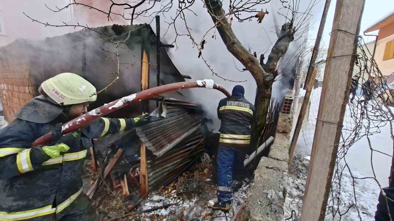 Bayburt’ta garaj ve depo olarak kullanılan alanda çıkan yangın söndürüldü