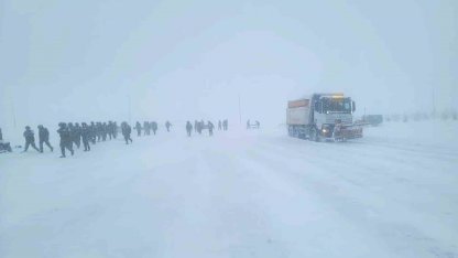Bayburt’ta kar nedeniyle yolda kalan sürücülerin yardımına ekipler yetişti