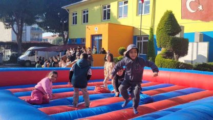 Bayındır’da karne şenliği: Okul bahçesi masal diyarına döndü