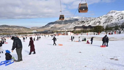 Belediyenin sömestir sürprizi çocukları Davraz’da karla buluşturdu