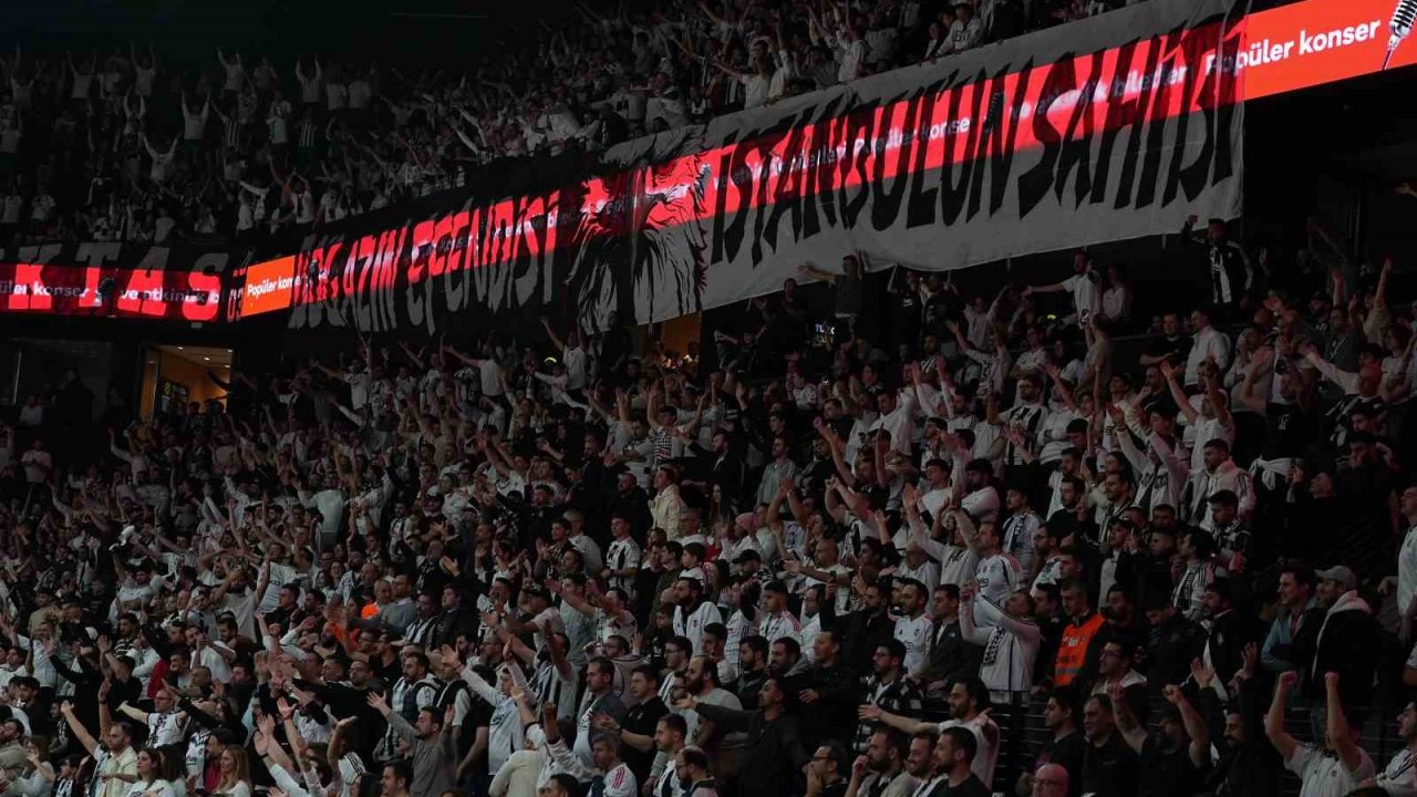 Beşiktaş - Fenerbahçe derbisine tribün olayları nedeniyle ara verildi