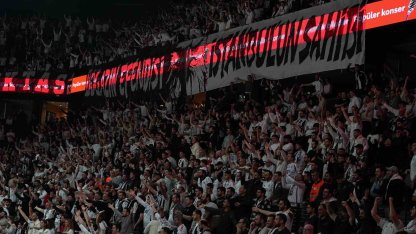 Beşiktaş - Fenerbahçe derbisine tribün olayları nedeniyle ara verildi