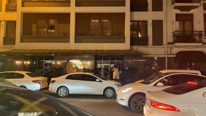 Beşiktaş’ta bir otele jandarma ekipleri tarafından gece saatlerinde operasyon düzenlendi. Ekiplerin çalışmaları sürüyor.