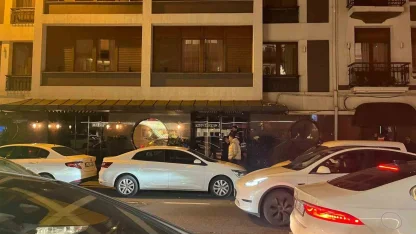 Beşiktaş’ta bir otele jandarma ekipleri tarafından gece saatlerinde operasyon düzenlendi. Ekiplerin çalışmaları sürüyor.