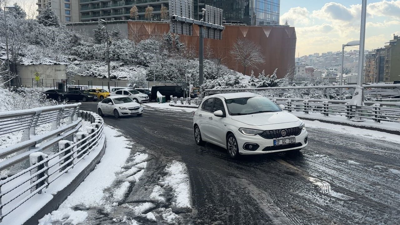 Beşiktaş’ta kar yağışı nedeniyle araç yolda kaldı