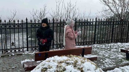 Beyaza bürünen Çamlıca’da kar topu savaşı görenleri gülümsetti