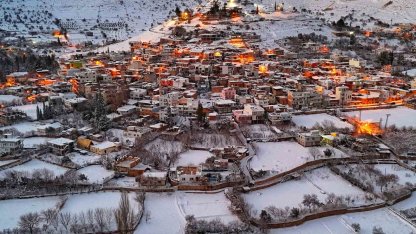 Beyaza bürünen mahalle ihtişamı ile kendine hayran bıraktı