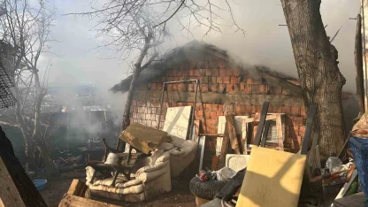 Beykoz’da gecekonduda yangın paniği: Odunluk ve çatı zarar gördü