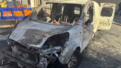 Beyoğlu’nda alev alev yanan araç küle döndü, yangın markete sıçradı