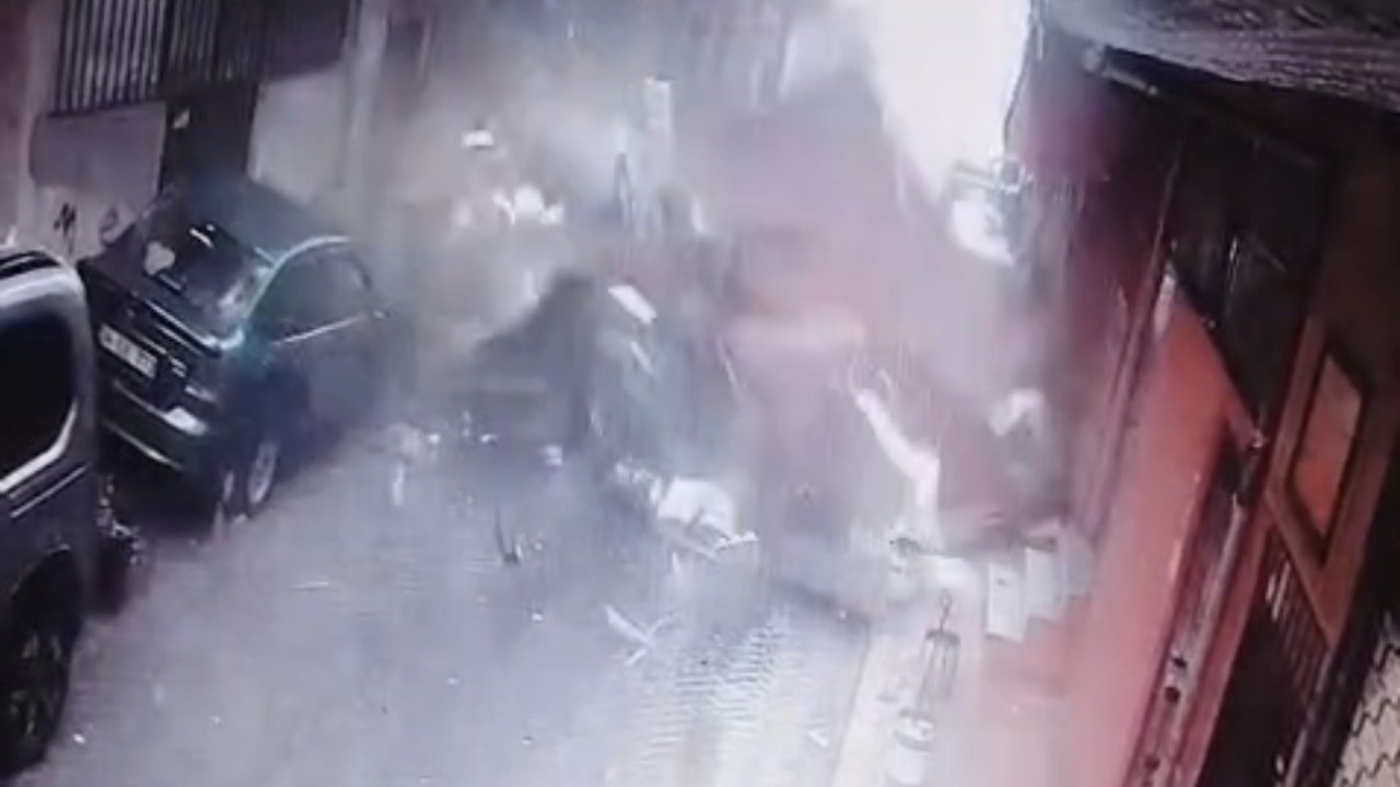 Beyoğlu’nda lodos dehşeti: Uçan çatının altında kalmaktan saniyelerle kurtuldular, o anlar kamerada