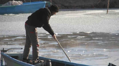 Beyşehir Gölü’nde balıkçıların buzla imtihanı