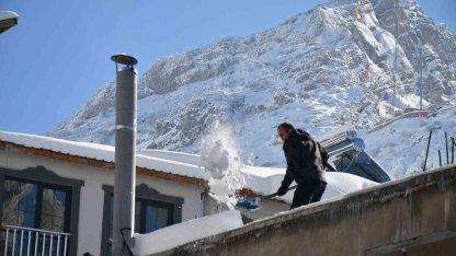 Beytüşşebap’ta damlarda biriken kar temizleniyor