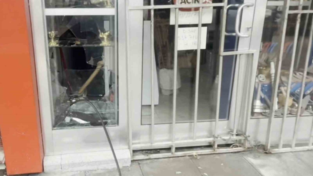 Bıçakçı dükkanının camı kırılıp binlerce liralık bıçak çalındı