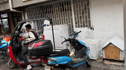 Binadan dökülen parçalar aşağıdaki motosikletlere zarar verdi