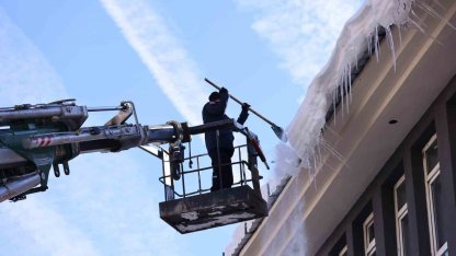 Bingöl’de buz sarkıtları itfaiye ekiplerince temizlendi