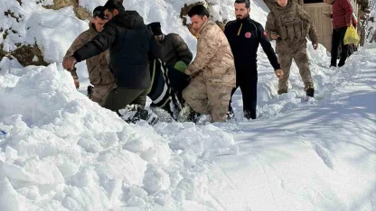Bingöl’de ekipler karbonmonoksit gazından zehirlenen şahıs için seferber oldu