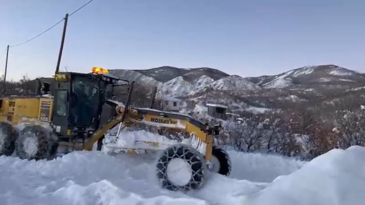 Bingöl’de kapalı köy yollarının büyük bölümü ulaşıma açıldı: 24 köy yolunda çalışmalar sürüyor