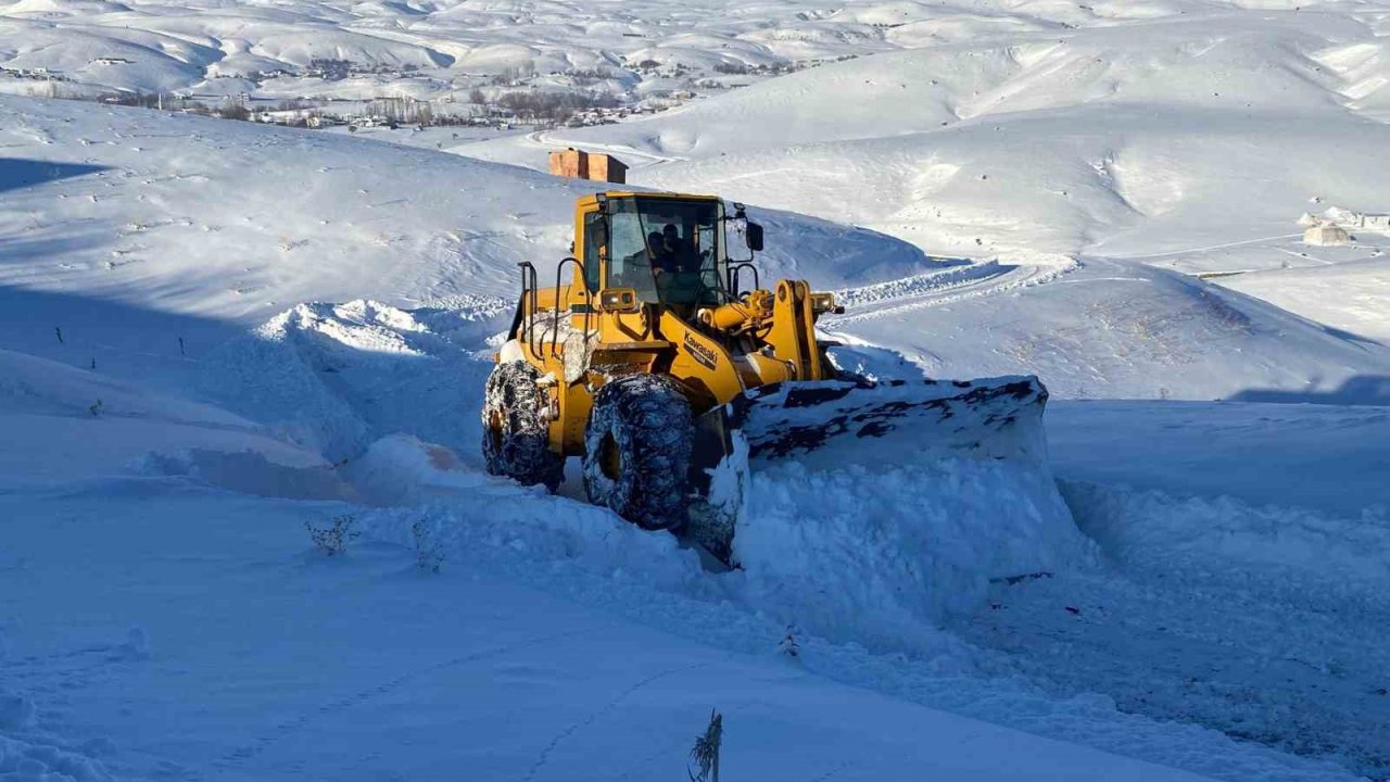 Bingöl’de yoğun kar yağışı sonrası köy yollarında çalışmalar devam ediyor