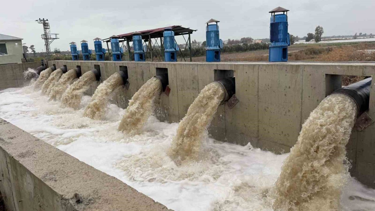 Binlerce dönüm arazi selden kurtuldu, su pompaları yağmur suyunu böyle boşalttı