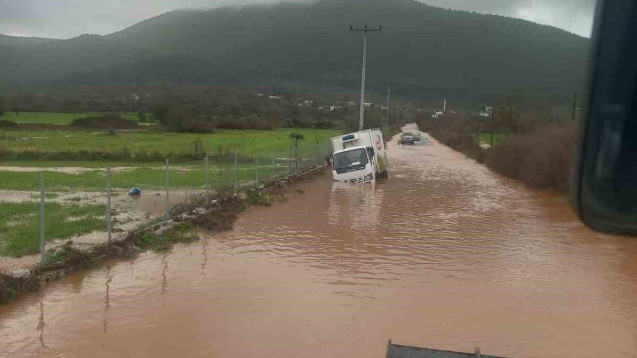 Bir anda bastıran yağmur kamyoneti yolda bıraktı, bir evi su bastı
