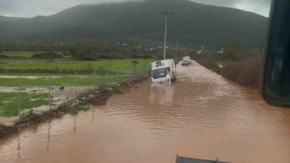 Bir anda bastıran yağmur kamyoneti yolda bıraktı, bir evi su bastı