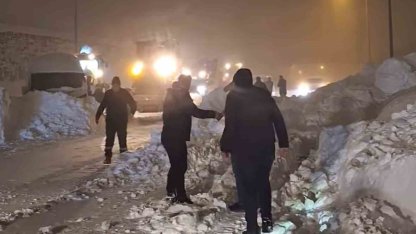 Bitlis çevre yolunda düşen çığın altında kalan tanker sürücüsü kurtarıldı