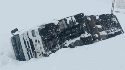 Bitlis-Tatvan yolunda maddi hasarlı tır kazası