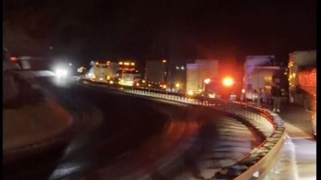 Bitlis’te kapanan yollarda uzun araç kuyrukları oluştu