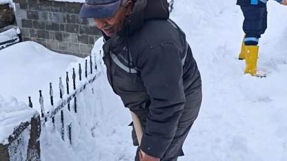 Bitlis’te kar temizliği türkü ile renklendi
