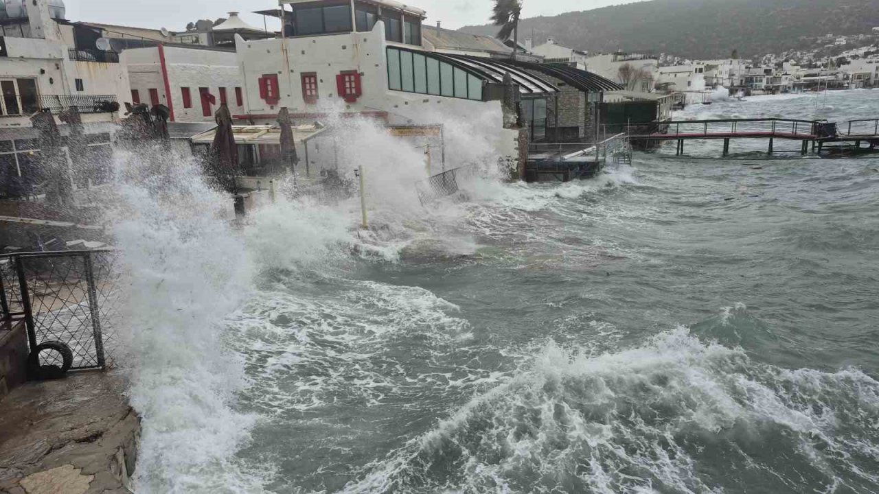 Bodrum’da tekneler karaya vurdu, feribot seferleri yapılamadı