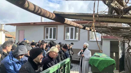 Boğularak öldürülen kadın son yolculuğuna uğurlandı
