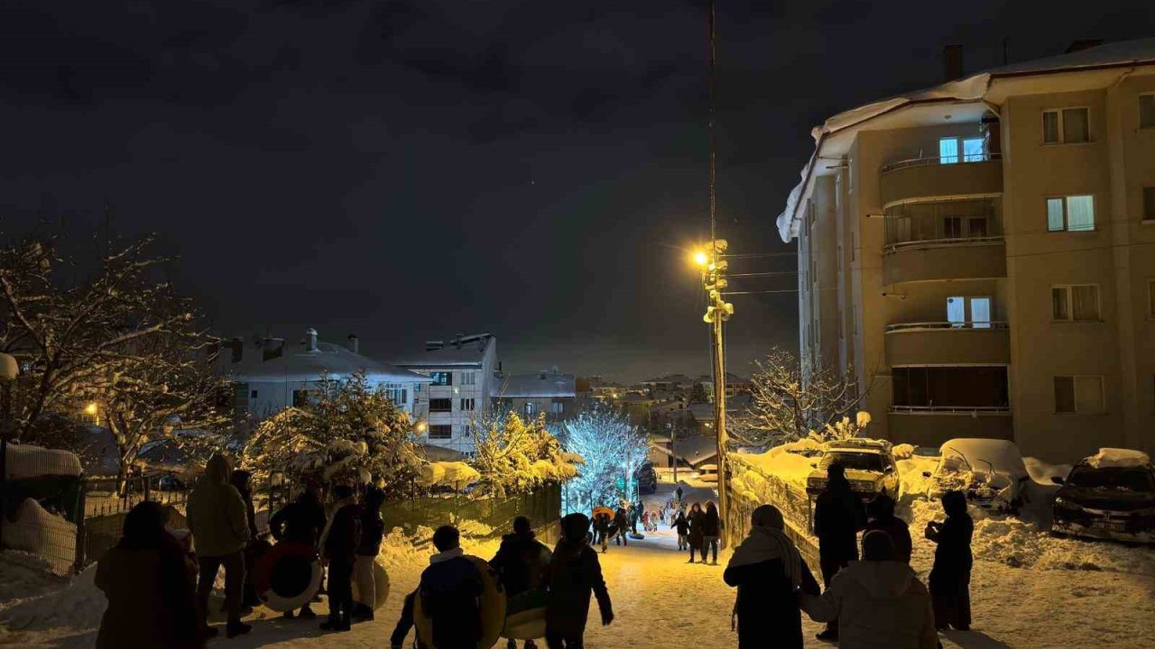 Bolu’da çocuklar gece saatlerinde karın keyfini çıkardı