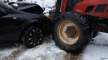 Bolu’da traktör ile otomobil kafa kafaya çarpıştı: 1 yaralı