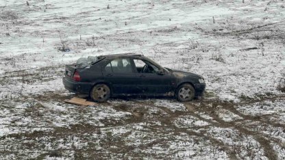 Boş araziye uçan otomobilin sürücüsü yaralandı