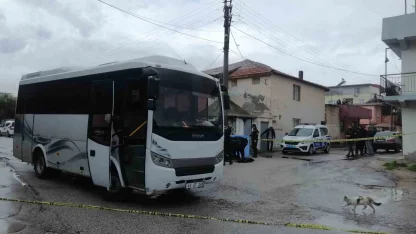 Boşanma aşamasındaki karısını sokak ortasında öldürdü