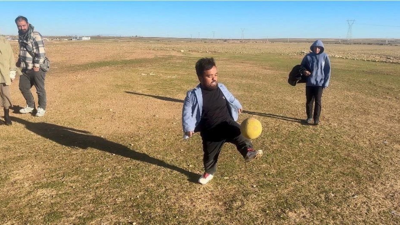 Boyu kısa ama yeteneği büyük: Mesafe tanımadan futbol topuyla her hedefi tutturuyor