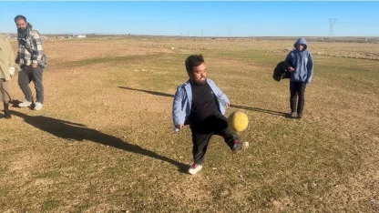 Boyu kısa ama yeteneği büyük: Mesafe tanımadan futbol topuyla her hedefi tutturuyor