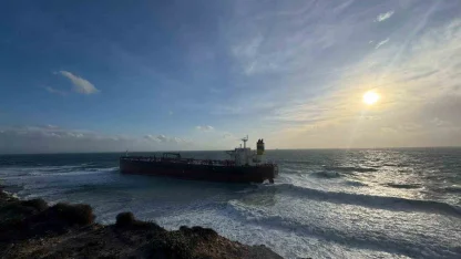 Bozcaada’da karaya oturan tanker 12 gün sonra kurtarıldı