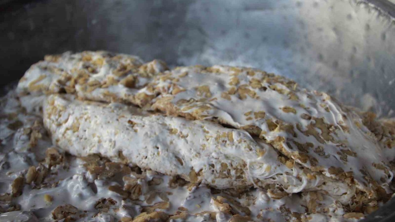 Bu helva kışın üşütmüyor: Yapımı 3 gün sürüyor